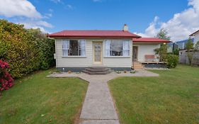 Rustlein Cottage - Te Anau Holiday Home